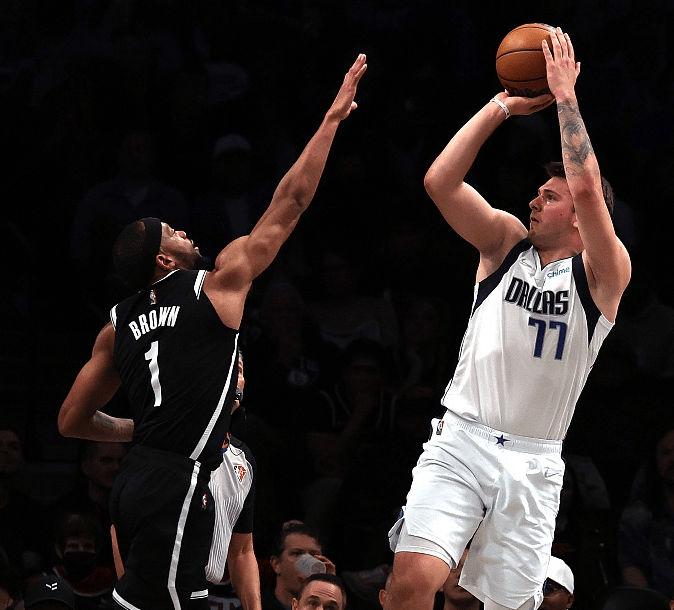 窗口期阿贾克斯调整名单以备法国杯，绝杀压哨环节打磨，气氛紧张，年轻球员得到机会的简单介绍